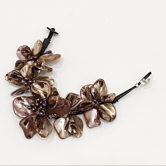 Mother of Pearl Brown Flower Bracelet - Picture 8 of 12